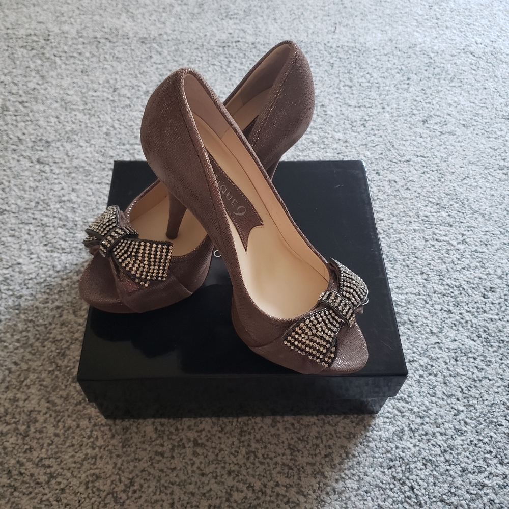 Boutique 9 M Pewter sparkle platform pumps with bow.